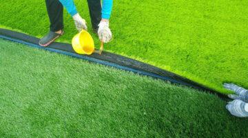 Thi công keo dán cỏ nhân tạo cho sân bóng